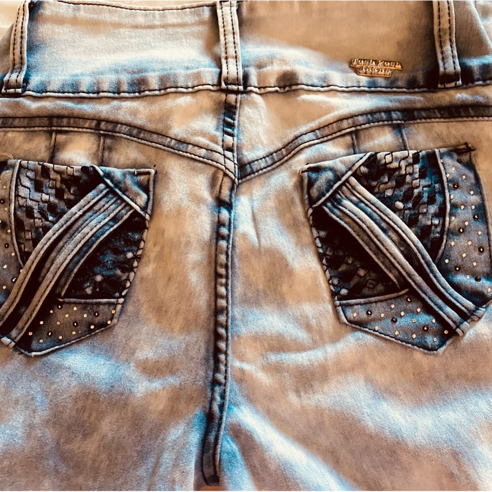 Super cute Tush Push distressed jeans size 5 NWOT
